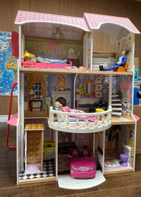 Large Doll house + toys/dolls