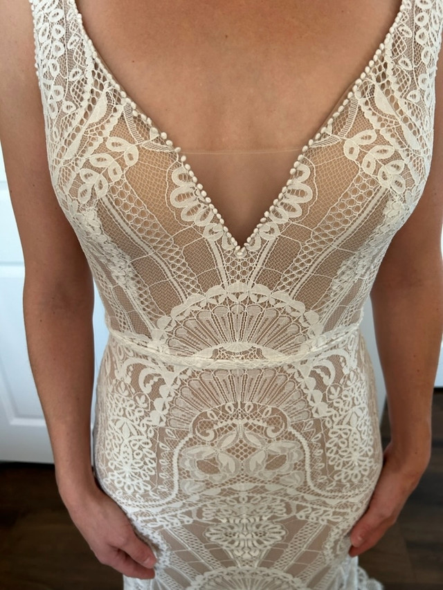Size 0 Geometric Lace Wedding dress dans Mariage  à Bedford - Image 2