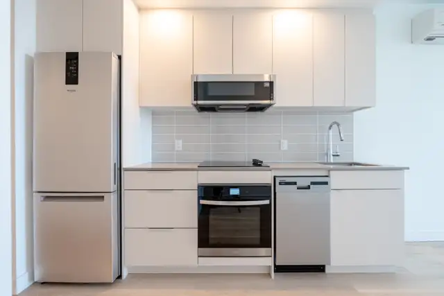 Large 419 SF Studio | Downtown Montreal | Available Immediately