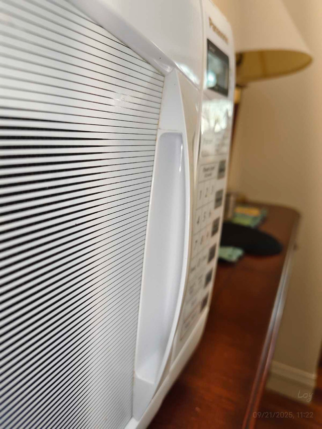 Panasonic Microwave Inverter 1250W like new, super clean in Microwaves & Cookers in Calgary - Image 3