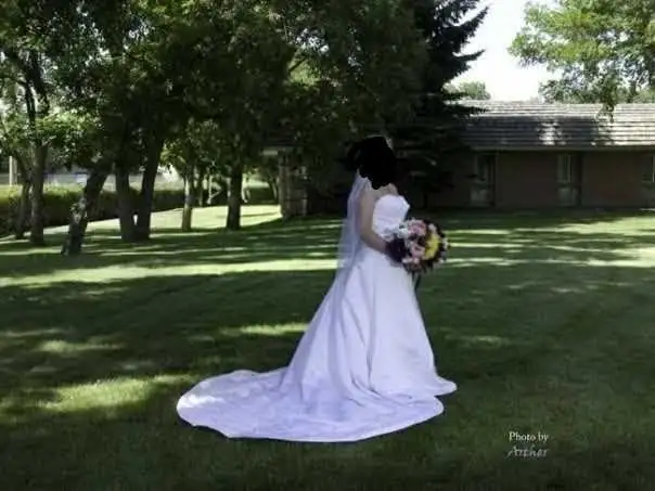Stunning Beaded wedding dress in Wedding in Lethbridge - Image 2