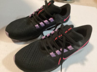 Women’s Nike Air Zoom Running Shoes. Like New!
