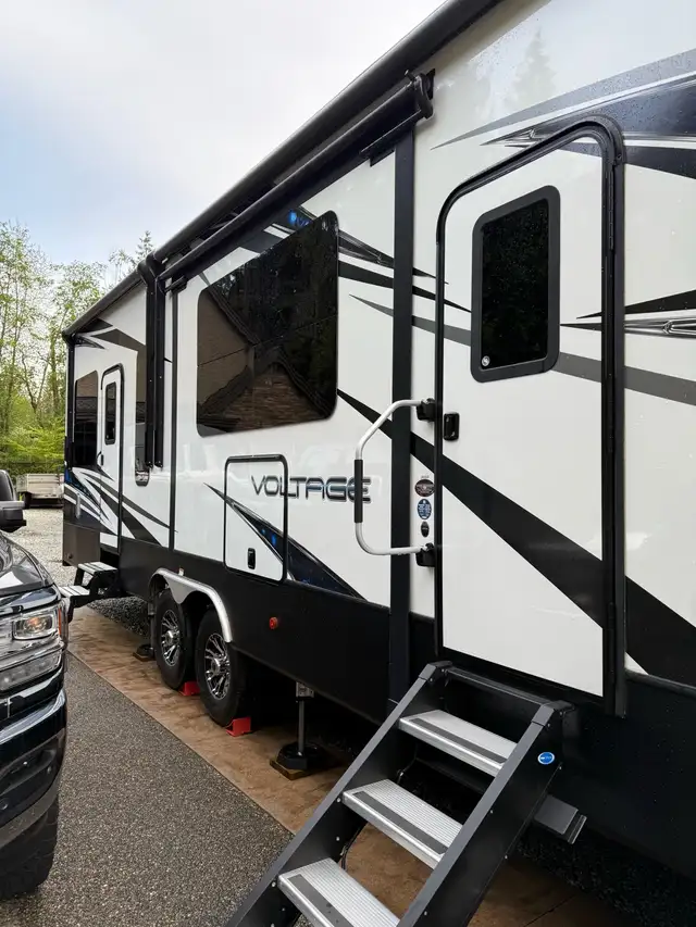 2019 Dutchmen Voltage Toy Hauler  in RVs & Motorhomes in Burnaby/New Westminster - Image 4