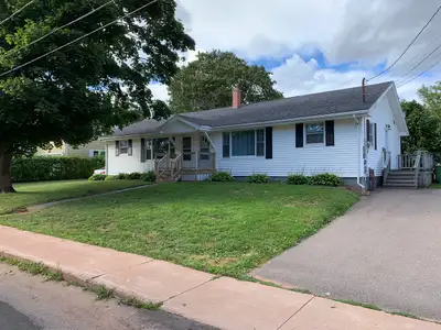 Available January 1! HEAT INCLUDED Check out this 3-bedroom, 1-bathroom half-duplex in a great neigh...