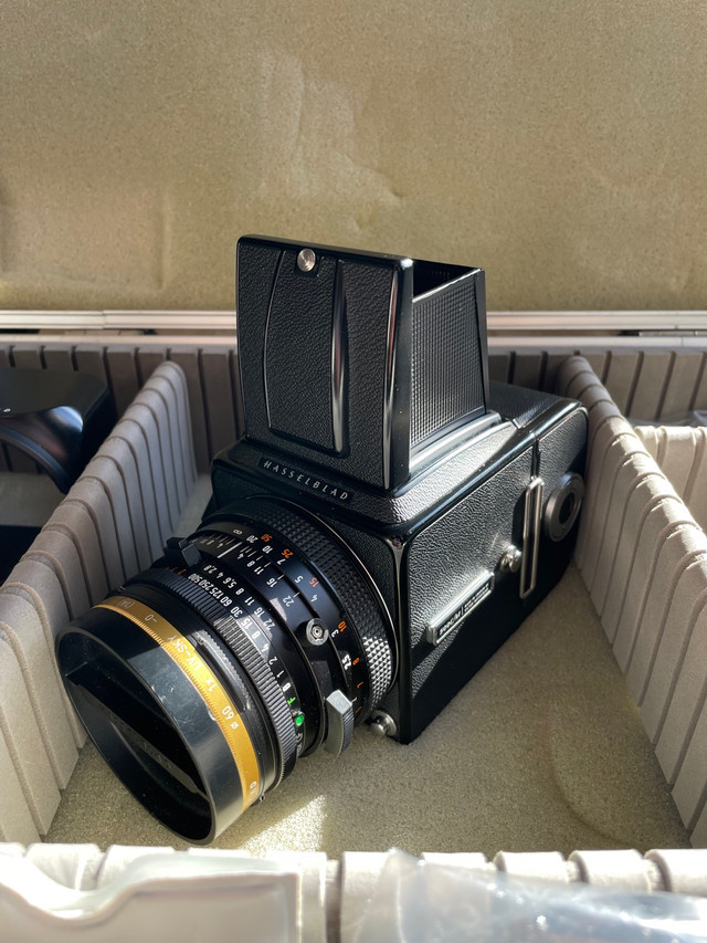 Hasselblad 500cm + 2 dos A12 + 80mm f2.8 + 40mm f4 + extra dans Appareils photo et caméras  à Ville de Montréal