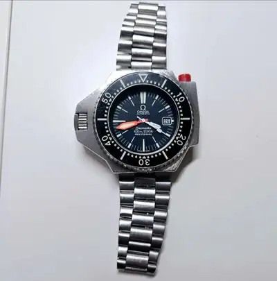 Omega PloProf Seamasters 600m It features a 45mm solid stainless steel case fitted with a black bi-d...