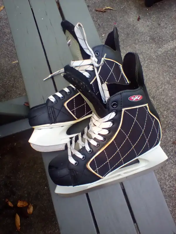 Hockey skates mens size 5,6,7,8,9,10 in Hockey in Sarnia - Image 5