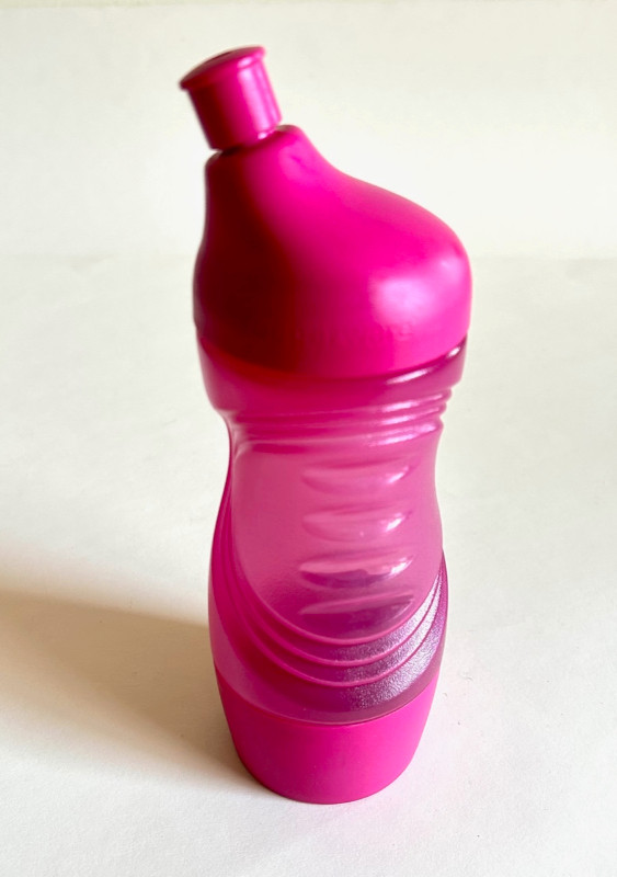 Tupperware : bouteille d'eau rose, base amovible, comme neuve dans Vaisselle et articles de cuisine  à Longueuil/Rive Sud