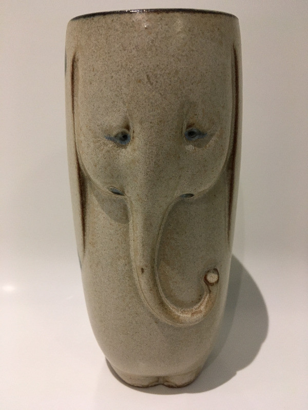 PETIT VASE CÉRAMIQUE POTTERY POTERIE CERAMIC ELEFANT ELEPHANT dans Art et objets de collection  à Ville de Montréal