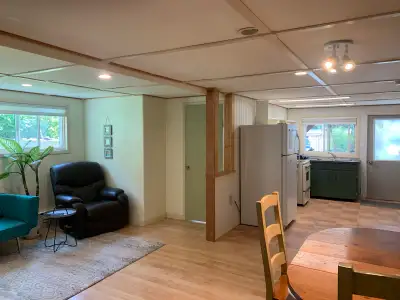 Great bright 2 bdrm suite, close to beach, and walking distance to Selkirk 10th st campus. Off stree...
