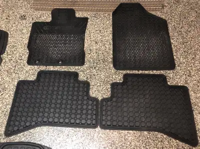 4 tapis pour Prius C , en excellent état. Seulement besoin d'un léger nettoyage.