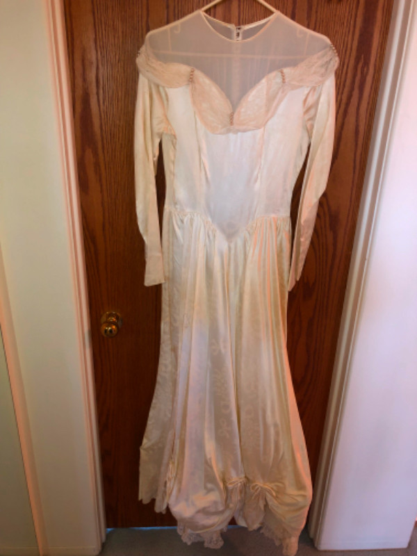 Vintage Satin & Lace Wedding Gown in Arts & Collectibles in Edmonton - Image 2