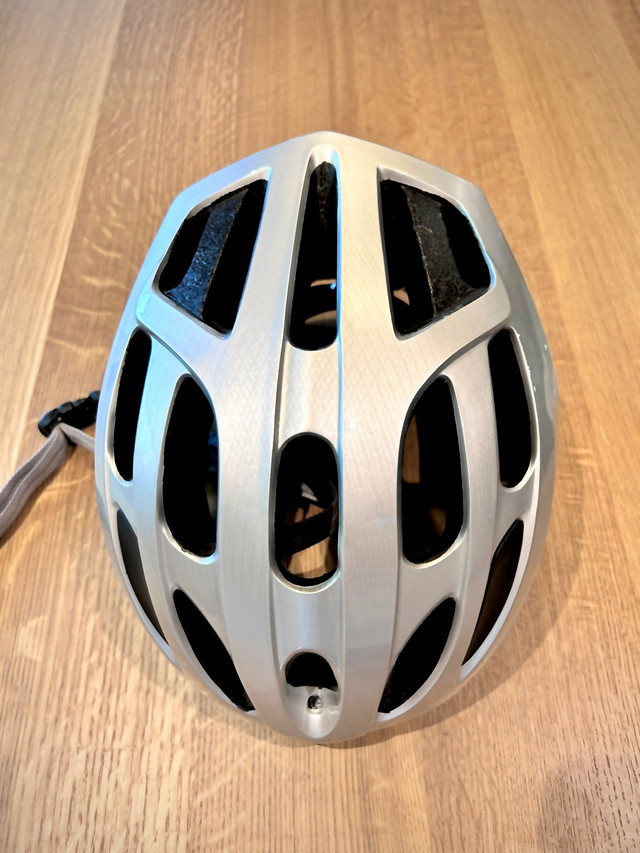 Specialized Adjustable Helmet + BELL Gel Fusion Bike Seat Cover in Clothing, Shoes & Accessories in Oakville / Halton Region - Image 2