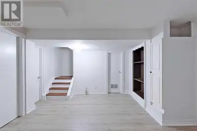Private basement room for female in Erin mill’s Mississauga.