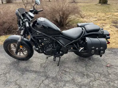 PENDING SALE - 2024 Honda Rebel 500. Mint condition only 2900 km. Extras, windshield, saddlebags, cr...