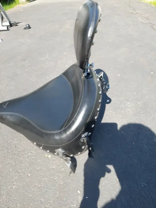 siège Mustang # 79485  Harley Softail ou autre de 2007 à  2017 in Motorcycle Parts & Accessories in Sherbrooke - Image 4
