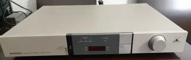 Vintage Pioneer F-5   AM/FM Tuner  tested and working in Stereo Systems & Home Theatre in Oshawa / Durham Region - Image 2