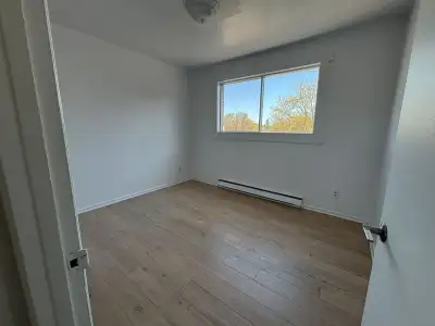 2440 place neptune,apt 11(3e etage)Joli apartment 4 1/2 avec AC