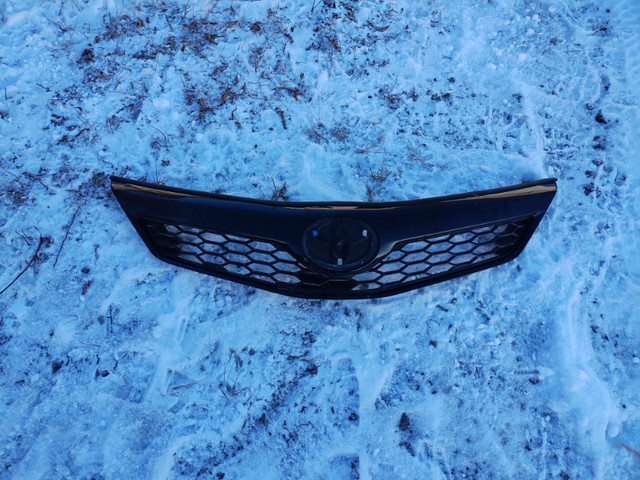 toyota camry 2014 grille avant dans Pièces de carrosserie  à Saint-Jean-sur-Richelieu