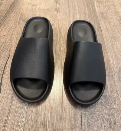 Yzy women’s slides size 8, View more