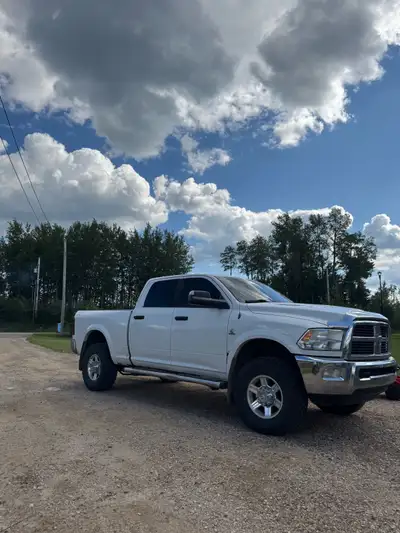 Selling my 2012 dodge 3500 Cummins, It has 404k km. The engine has been went over and has newer inje...
