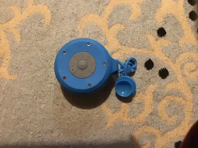 Écoutez vos morceaux préférés sous la douche avec ce Bluetooth portable ! Ce Bluetooth offre un son...