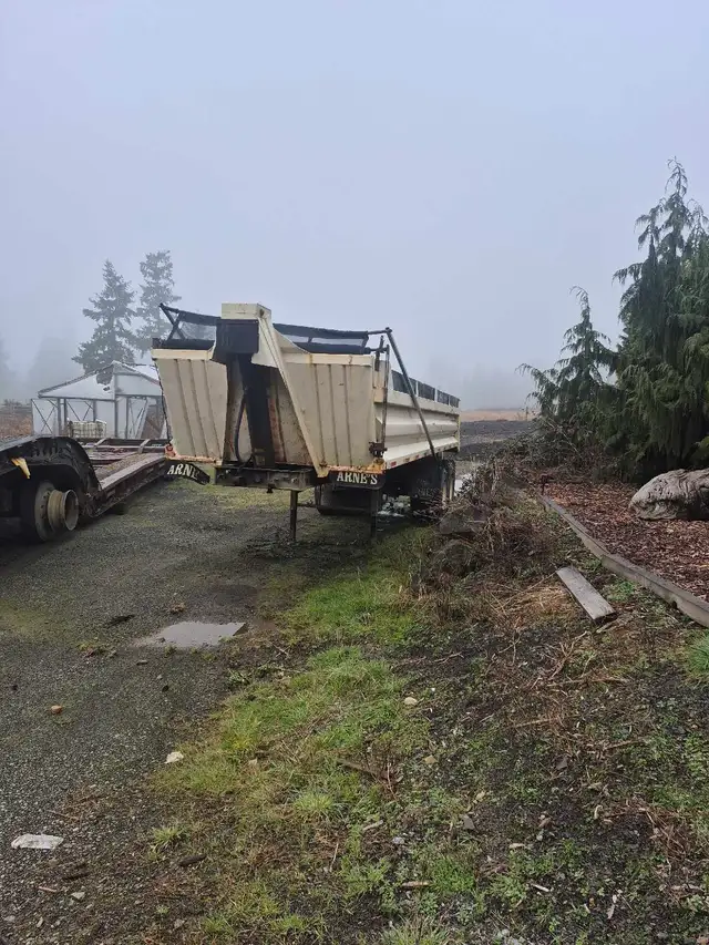 Kenworth with tri enddump and Tandem enddump in Heavy Trucks in Port Alberni - Image 6