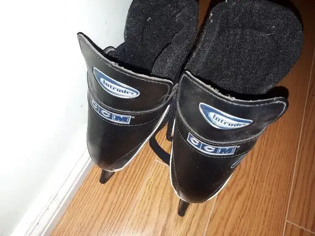 CCM kids skates excellent condition 9/13 " 237 mm or Best Offer in Hockey in Markham / York Region - Image 5