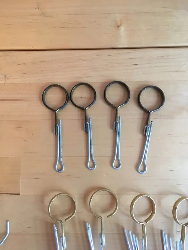 Lot 67 Crochets rideaux MÉTAL VINTAGE 4-Prong Curtain Hooks  in Windows, Doors & Trim in City of Montréal - Image 4