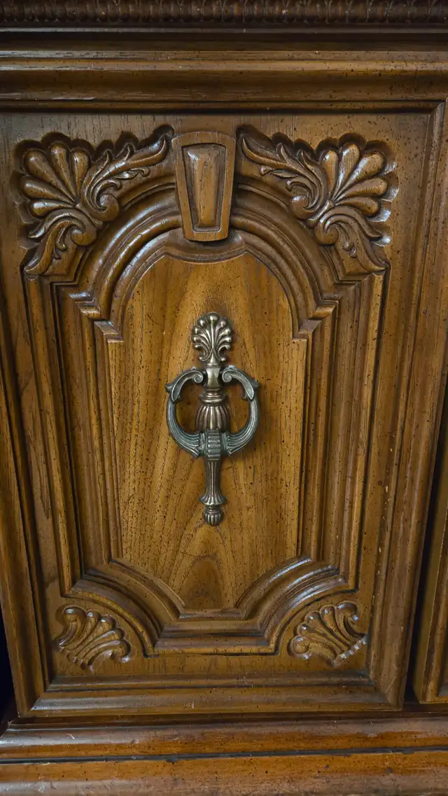 Wooden Buffet & Hutch in Hutches & Display Cabinets in Ottawa - Image 4