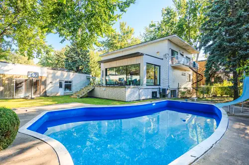 Rare Investment Opportunity – Renovated Quadruplex in Prime Saint-Laurent Location A meticulously ma...