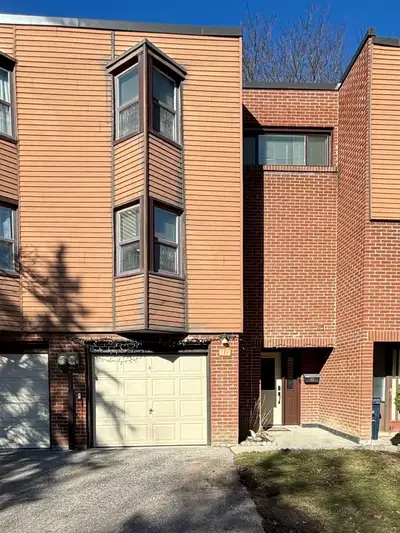 Spacious 4BR/3BA Townhouse in prime Donmills and Steels