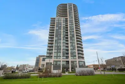 HIGHLY MOTIVATED SELLER - Don't Miss This One!Welcome to The Symphony - one of Downtown Brampton's m...