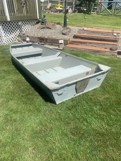 Flat bottom boat comes with Minkota motor and two seats. 10ft Habourcraft. For more information plea...