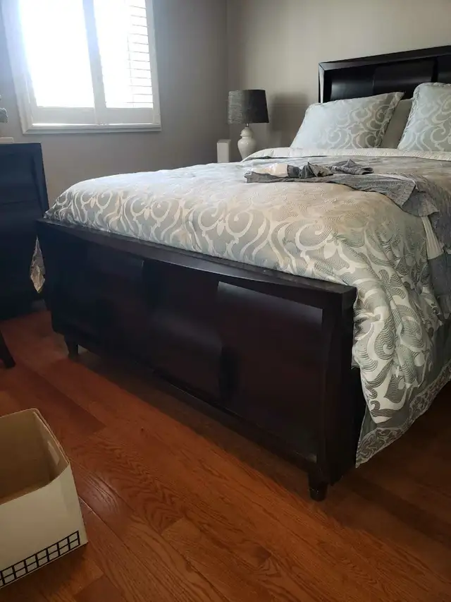 Complete queen size 7 Piece Bedroom Set, high end mattress inc in Multi-item in Mississauga / Peel Region - Image 3