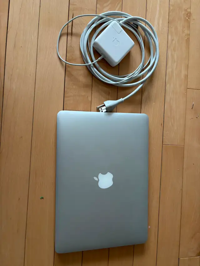 Apple MacBook Pro 13.3-inch 2016 in Laptops in City of Montréal - Image 4