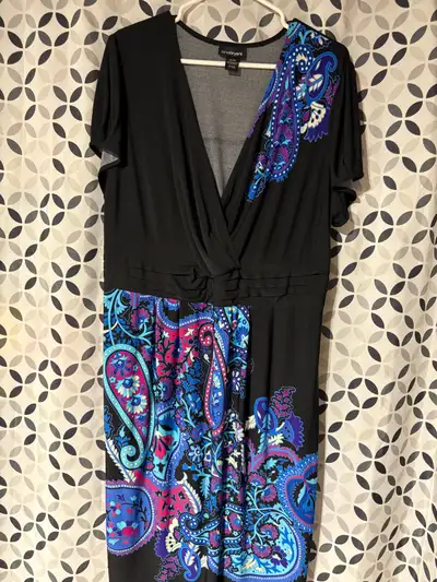 This is a beautiful Lane Bryant dress, perfect for any occasion! It features a flattering V-neck, sh...