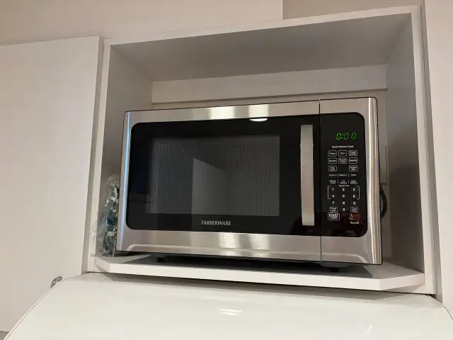 Farberware Countertop Microwave – 1000W, 1.2 cu ft in Microwaves & Cookers in City of Toronto - Image 2