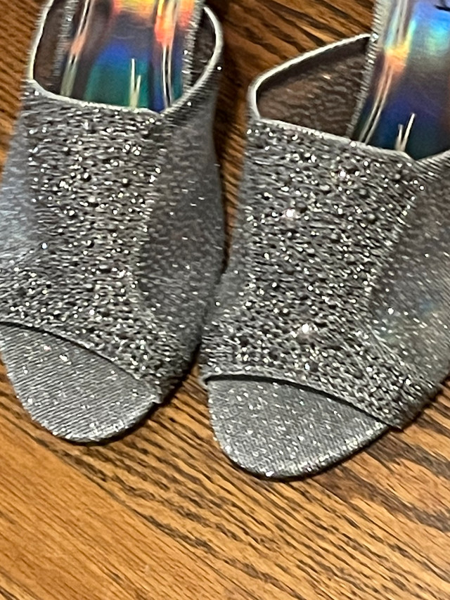 Silver/Grey Sandals in Women's - Shoes in Mississauga / Peel Region - Image 2
