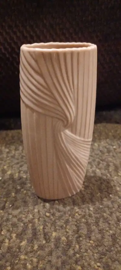 This is a vintage Avon fluted porcelain bud vase in dusty pink. It's in excellent condition, complet...
