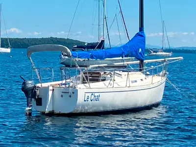 Voilier Freedom 25, grande voile neuve (1 saison), avec moteur hors-bord Yamaha F8 pied long 2019. P...