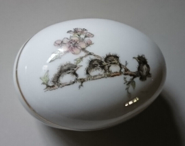 Vintage Enesco Mary Mugg 1977 Porcelain Egg Shaped Trinket Box in Arts & Collectibles in Oshawa / Durham Region