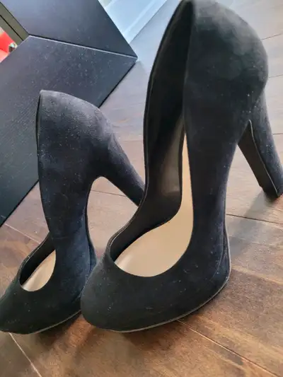 Black high heel shoes worn probably just for one photoshoot - perfect condition !!! paid 60$ a Le Ch...