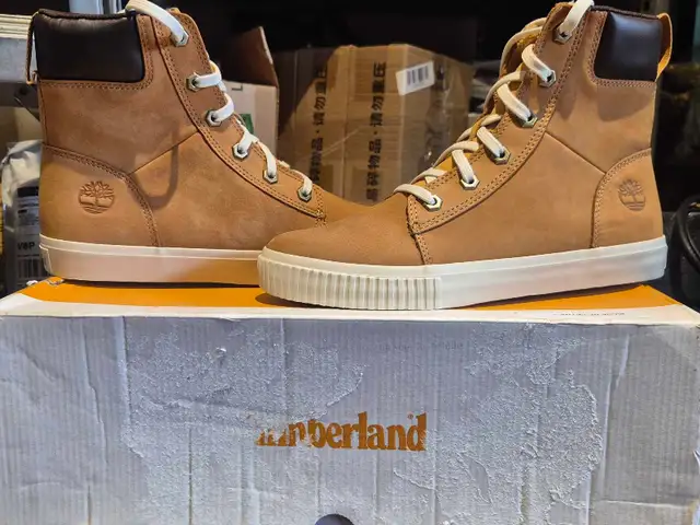 Timberlands Boots Womens 8.5  in Women's - Shoes in Mississauga / Peel Region - Image 2