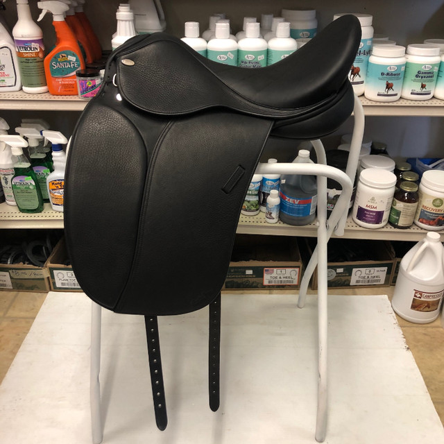 New 18 1/2" Santa Cruz Auvergne Dressage Saddle, Wide Tree in Equestrian & Livestock Accessories in Abbotsford