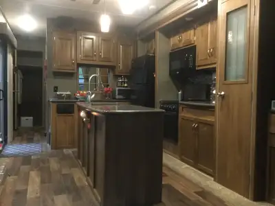 La roulotte est situés aux abords du lac Aylmer, il y a une piscine, ,jeux La roulotte est située au...