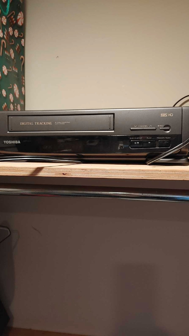Lecteur de VHS Toshiba avec manette  dans Accessoires pour télé et vidéo  à Ville de Québec