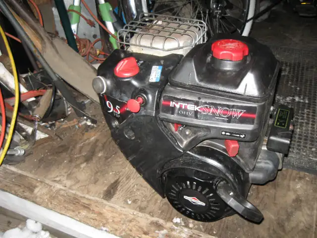 MOTEUR DE SOUFFEUSE 9.5 HP briggs&stratton cylindre en acier in Snowblowers in Laval / North Shore - Image 3