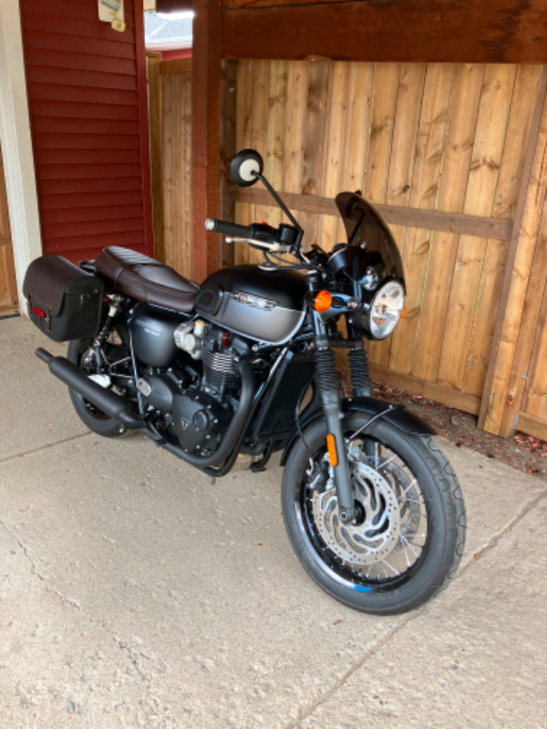 2022 Triumph Bonneville T120 Black Edition.  MINT CONDITION in Street, Cruisers & Choppers in Calgary - Image 2