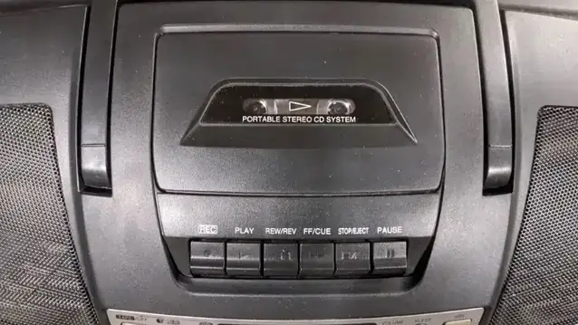 Panasonic RX-DS16 XBS AM/FM Cassette CD Player Radio Boombox in Stereo Systems & Home Theatre in City of Toronto - Image 4